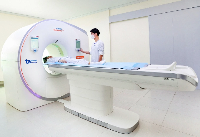 Tầm soát ung thư trên máy CT Somatom Force VB30 cho người hút thuốc lá lâu năm. Ảnh: Bệnh viện Đa khoa Tâm Anh