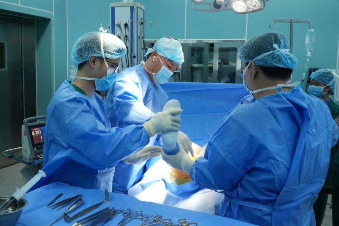 Các y bác sĩ phẫu thuật tại Bệnh viện Quân y 175. Ảnh: Bệnh viện cung cấp