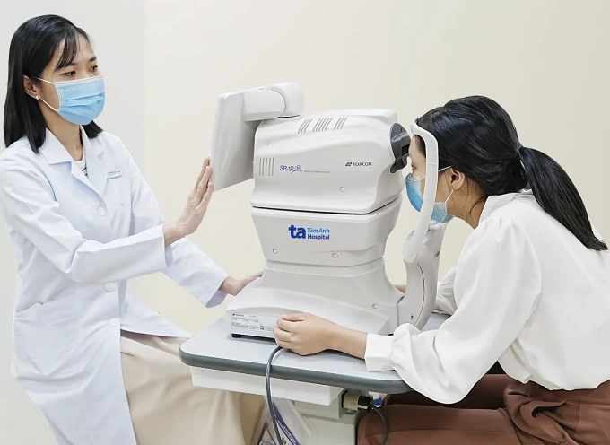 Bác sĩ Tăng Ngọc Anh khám mắt cho một phụ nữ. Ảnh minh họa: Bệnh viện Đa khoa Tâm Anh
