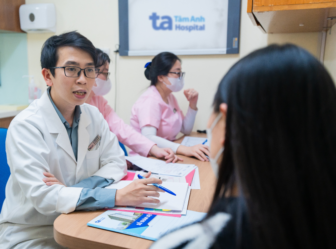 Bác sĩ Trung tâm Sản Phụ khoa đang tư vấn cho một phụ nữ. Ảnh: Bệnh viện Đa khoa Tâm Anh Hà Nội