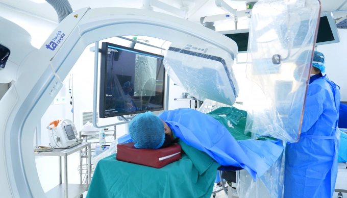Ếkíp can thiệp tái thông nhánh mạch vành giúp người bệnh thoát nguy kịch. Ảnh: Bệnh viện Đa khoa Tâm Anh