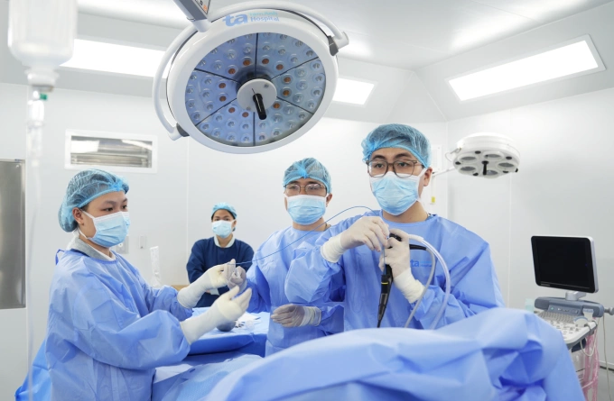 Các bác sĩ chọc hút dịch màng phổi để xét nghiệm. Ảnh: Bệnh viện Đa khoa Tâm Anh