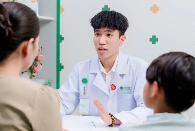 Trẻ cần được thăm khám mắt, kiểm soát cận thị để tránh tăng độ nhanh. Ảnh: Bệnh viện cung cấp