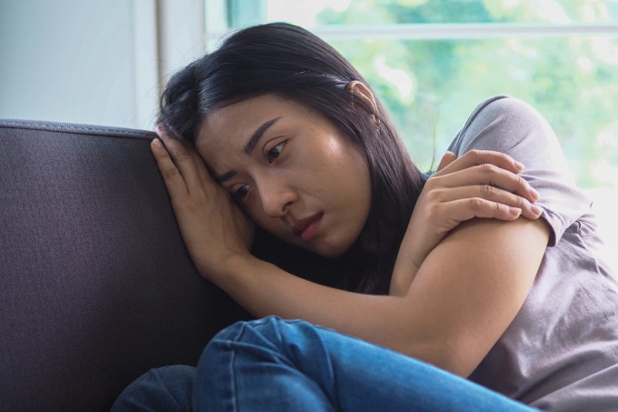 Suy nghĩ tiêu cực kéo dài gây ra căng thẳng tâm lý, tăng sản xuất hormone cortisol ức chế miễn dịch, làm giảm kháng thể bảo vệ cơ thể. Ảnh minh họa: Vecteezy