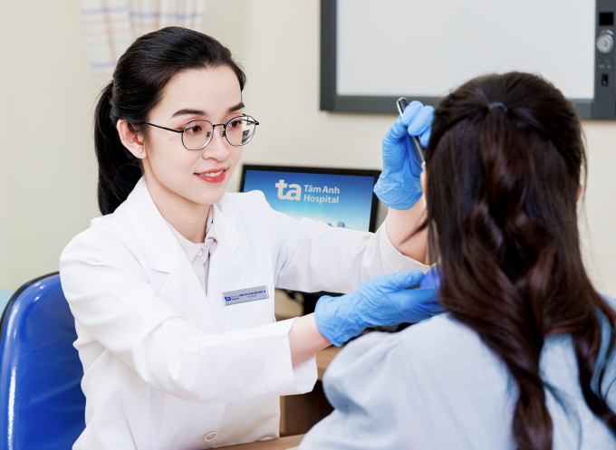 Bác Vy khám da cho người bệnh. Ảnh minh họa: Bệnh viện Đa khoa Tâm Anh