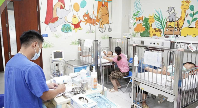 Hai trẻ bị ong đốt điều trị tại Bệnh viện Nhi Trung ương. Ảnh: Bệnh viện cung cấp