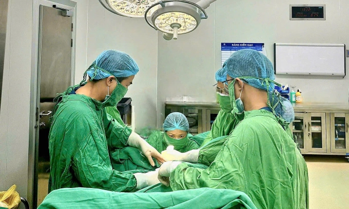Các bác sĩ mổ cứu bệnh nhân. Ảnh: Bệnh viện cung cấp