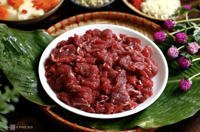 Chất béo bão hòa và chuyển hóa trong thịt đỏ gây tích tụ mảng bám, làm cứng động mạch, tăng sức cản và huyết áp. Ảnh: Bùi Thủy