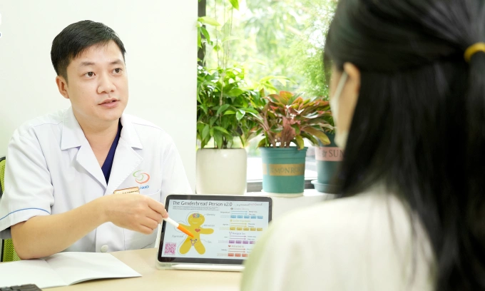 Bác sĩ Phạm Minh Ngọc tư vấn cho một bệnh nhân gặp rối loạn tình dục. Ảnh: Bệnh viện cung cấp