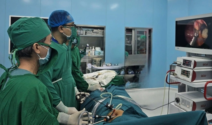 Bác sĩ bệnh viện tuyến cuối ở TP HCM đến phẫu thuật cho người bệnh tại Trung tâm Y tế Quân dân y Côn Đảo. Ảnh: Bệnh viện cung cấp