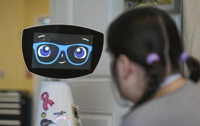 Robot Robin được lập trình để hỗ trợ tinh thần tại các viện dưỡng lão và khoa nhi, đồng thời giúp giải quyết tình trạng thiếu hụt nhân sự. Ảnh: AP