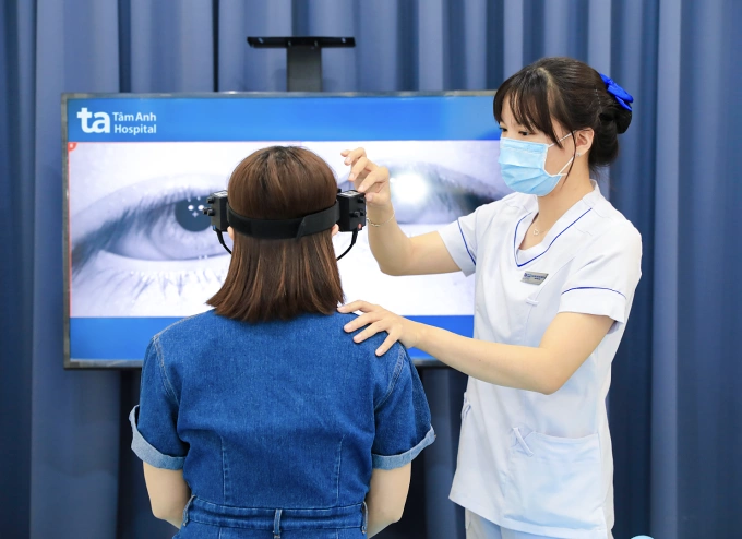 Người bệnh đang được kiểm tra chức năng tiền đình. Ảnh: Phòng khám Đa khoa Tâm Anh Quận 7