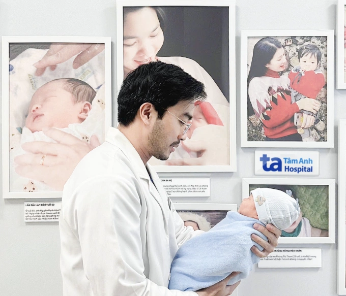 Bác sĩ Nguyên ẵm con trai của vợ chồng chị Trâm. Ảnh: Nhân vật cung cấp