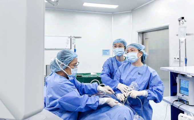 Bác sĩ Hằng (phải) phẫu thuật nội soi mũi xoang cho bà Lam. Ảnh: Bệnh viện Đa khoa Tâm Anh