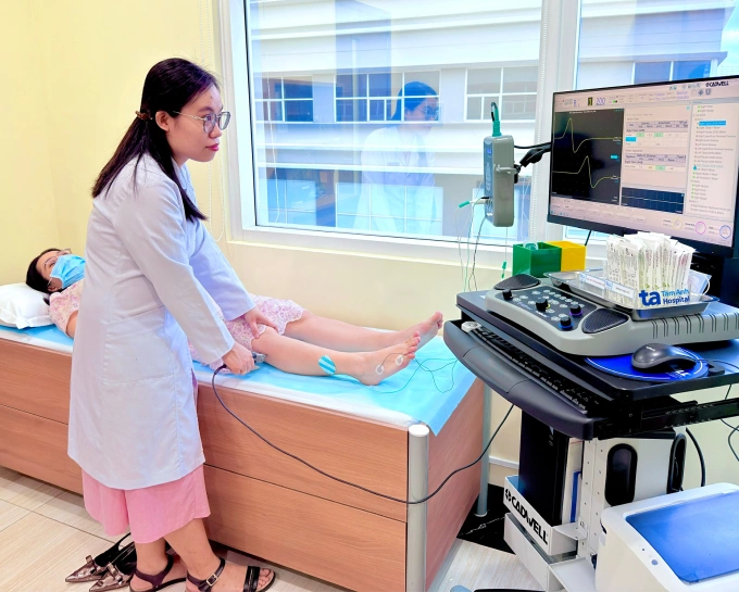 Bác sĩ Thu Hằng đang đo điện cơ, đánh giá chức năng dẫn truyền thần kinh - cơ cho người bệnh. Ảnh: Bệnh viện Đa khoa Tâm Anh