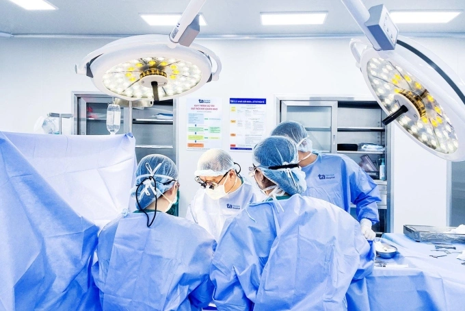 Bác sĩ Trọng (giữa) phẫu thuật cho bệnh nhi. Ảnh: Bệnh viện Đa khoa Tâm Anh