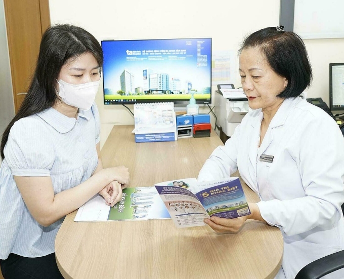 Bác sĩ Quý Khoa tư vấn cho phụ nữ tiêm vaccine ngừa ung thư cổ tử cung do HPV. Ảnh: Thanh Luận