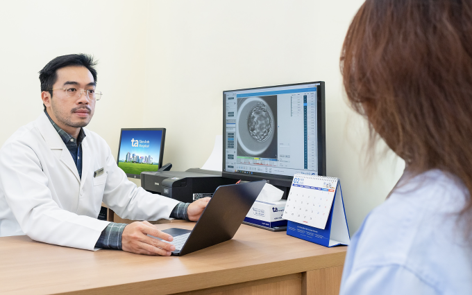 Bác sĩ Lê Xuân Nguyên tư vấn phác đồ điều trị cho người bệnh. Ảnh minh họa: Thanh Luận