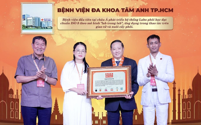 Đại diện Bệnh viện Tâm Anh TP HCM, gồm PGS.TS.BS Trần Quang Bính, Giám đốc chuyên môn và ThS.BS Giang Huỳnh Như, Giám đốc Trung tâm Hỗ trợ sinh sản (thứ hai và ba từ phải sang) đón nhận bằng Kỷ lục châu Á. Ảnh: Thanh Luận