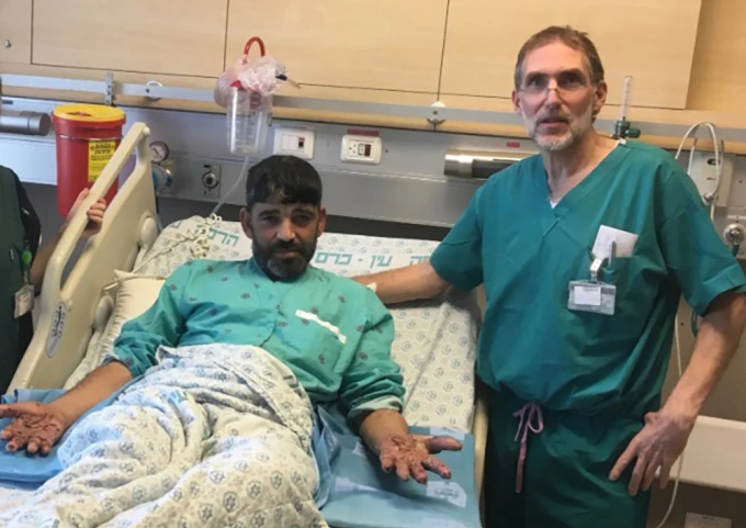 Mahmoud Talulli và bác sĩ Michael Chernofsky tại Trung tâm Y tế Đại học Hadassah. Ảnh: Hadassah University Medical Center