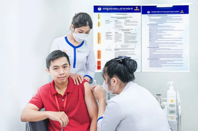 Người trẻ tiêm vaccine phòng viêm gan AB tại Hệ thống Tiêm chủng VNVC. Ảnh: Mộc Thảo
