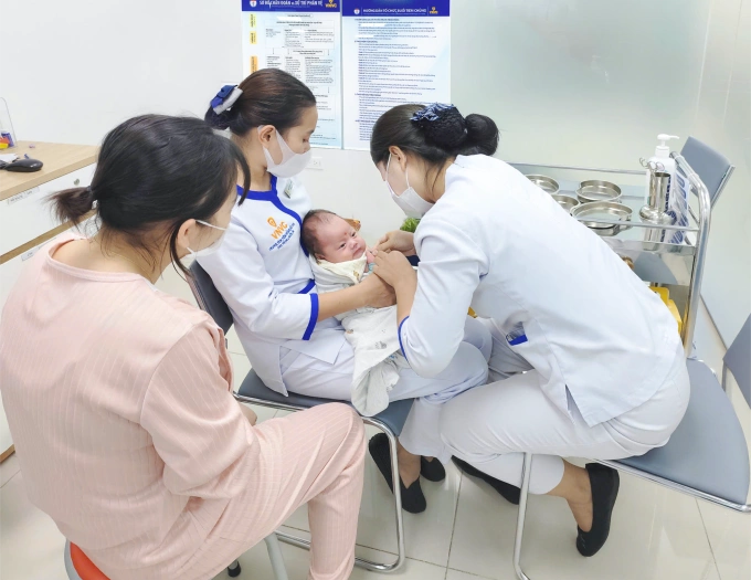 Trẻ tiêm vaccine lao - thành quả nghiên cứu của Calmette và cộng sự - tại Hệ thống Tiêm chủng VNVC. Ảnh: Mộc Thảo