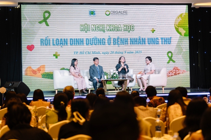 Các bác sĩ, chuyên gia chia sẻ tại hội nghị khoa học Rối loạn dinh dưỡng ở bệnh nhân ung thư, diễn ra ngày 20/9 tại TP HCM. Ảnh: Orgalife