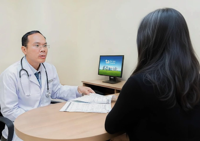 Bác sĩ Duy kiểm tra lại tình trạng bệnh của bà Thúy. Ảnh: Bệnh viện Đa khoa Tâm Anh