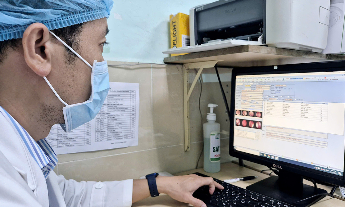 Bệnh án điện tử 'cứu' y bác sĩ khỏi hồ sơ giấy