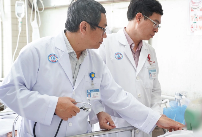 Bác sĩ thăm khám cho người mẹ. Ảnh: Bệnh viện cung cấp