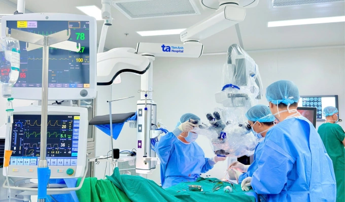 Bác sĩ phẫu thuật bắc cầu động mạch não cho người bệnh Moyamoya. Ảnh: Bệnh viện cung cấp