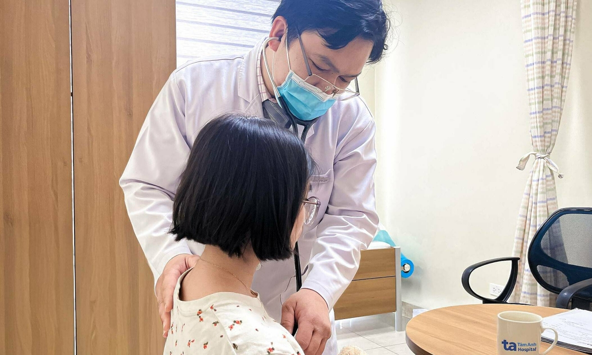 Bé gái bị giãn buồng tim do thông liên nhĩ