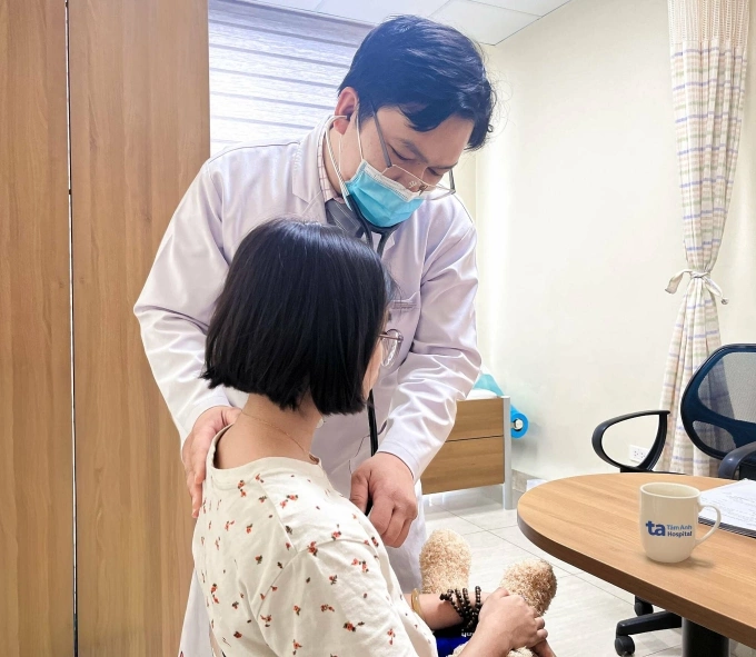 Bác sĩ Phúc khám tim cho Vân sau một tuần can thiệp. Ảnh: Hạ Vũ