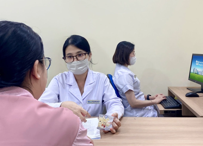 Bác sĩ Thư đang tư vấn cho một người bệnh. Ảnh: Phòng khám Đa khoa Tâm Anh Quận 7