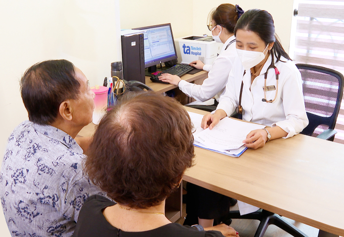 Ông Huệ tái khám với bác sĩ. Ảnh: Bệnh viện Đa khoa Tâm Anh