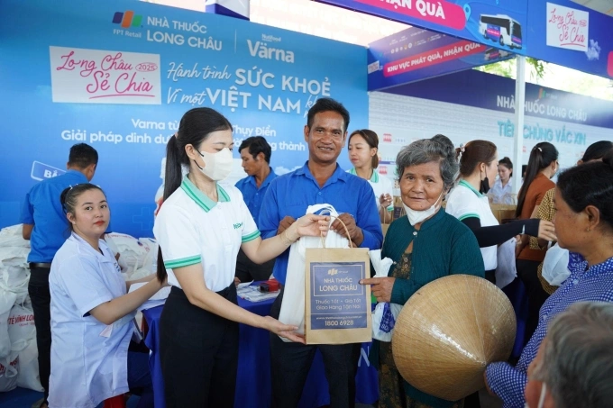 Chương trình Long Châu sẻ chia tiếp tục đến với nhiều vùng miền. Ảnh: LC