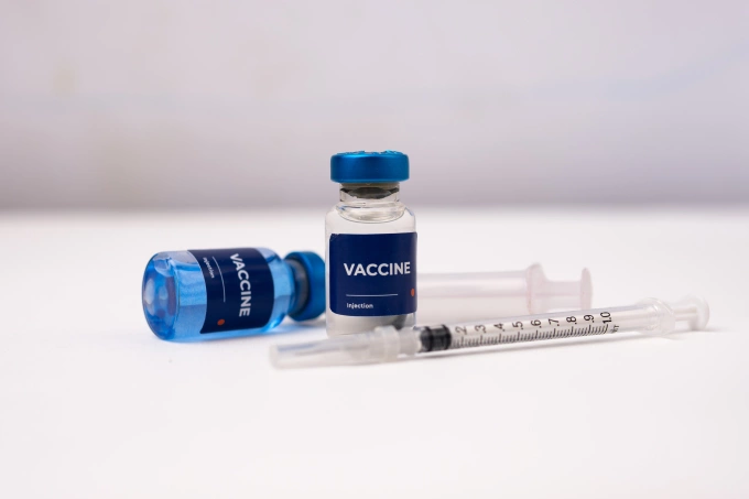 Mẫu lọ vaccine để tiêm chủng. Ảnh: Vecteezy