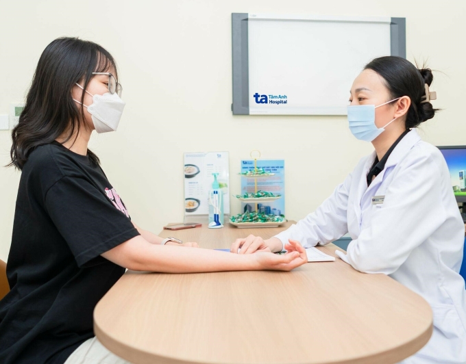 Bác sĩ Vân tư vấn cho người bệnh. Ảnh minh họa: Bệnh viện Đa khoa Tâm Anh