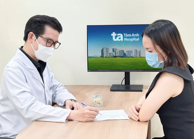 Bác sĩ Đạt tư vấn cho một người bệnh. Ảnh: Bệnh viện Đa khoa Tâm Anh