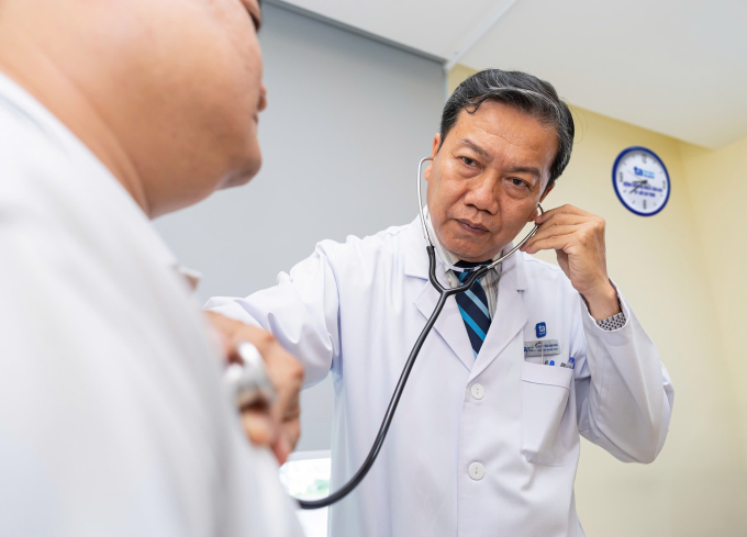 Bác sĩ Quang Minh đang nghe phổi kiểm tra sức khỏe người bệnh hen suyễn. Ảnh: Bệnh viện Đa khoa Tâm Anh Quận 8