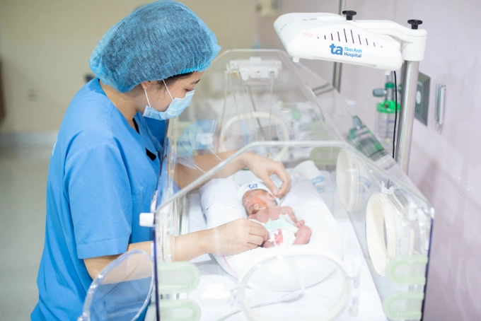 Bác sĩ khoa Sơ sinh đang chăm sóc cho một bé sinh non. Ảnh: Bệnh viện Đa khoa Tâm Anh Hà Nội