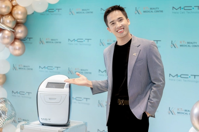 CEO Khánh Tôn trong lễ chuyển giao công nghệ MCT từ đơn vị phân phối NexZen Aesthetic & Health. Ảnh: KT Beauty