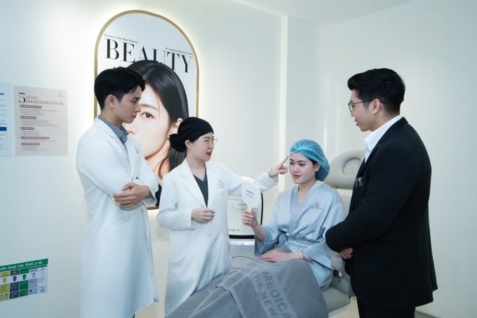Đội ngũ chuyên gia bác sĩ thực hiện công nghệ MCT Unit cho khách hàng Ảnh: KT Beauty