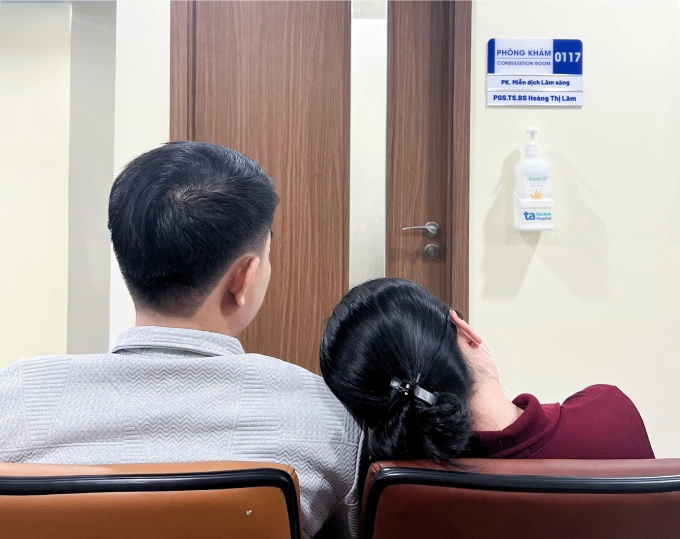 Chồng chị Loan luôn đồng hành cùng vợ mỗi lần tái khám. Ảnh: Bệnh viện Đa khoa Tâm Anh