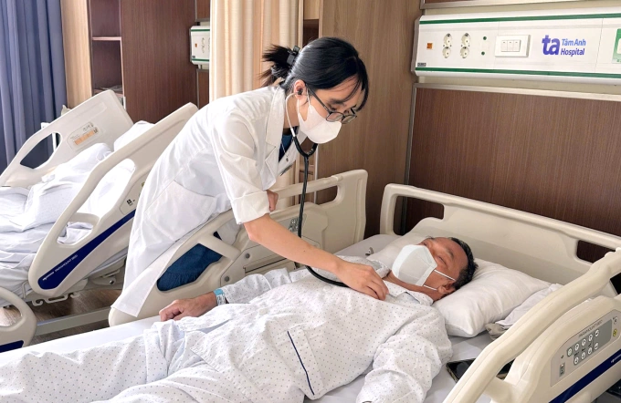 Bác sĩ Vân đang kiểm tra sức khỏe cho ông Thịnh trước khi ra viện. Ảnh: Bệnh viện Đa khoa Tâm Anh