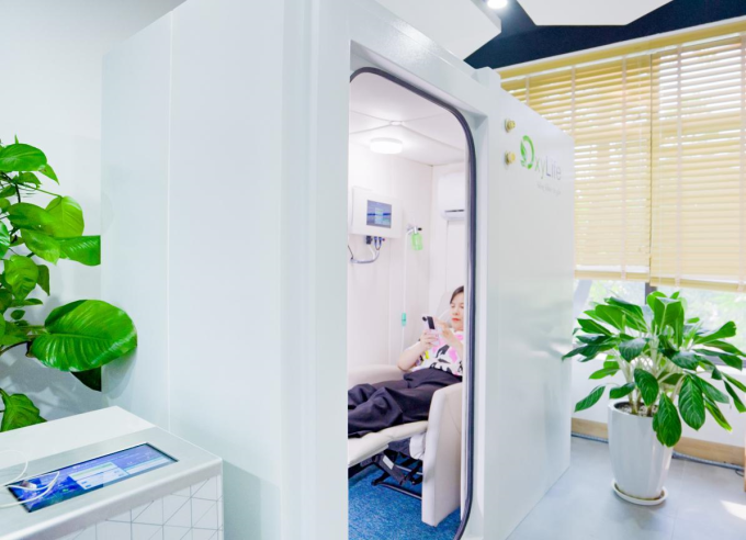 Công nghệ chăm sóc sức khỏe ứng dụng liệu pháp oxy cao áp nhẹ - mHBOT trong tái tạo chức năng gan tại phòng khám. Ảnh: SCT