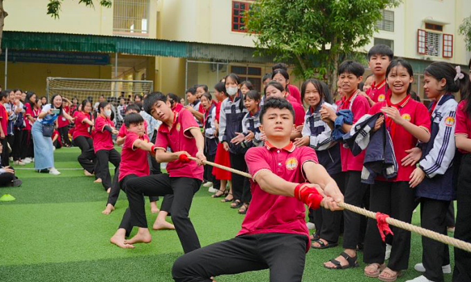 Học sinh tham gia hoạt động kéo co tại sân trường. Ảnh: PATH