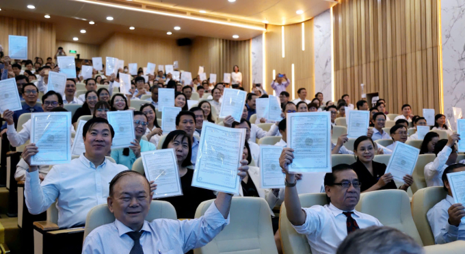 Lãnh đạo các bệnh viện ký đồng thuận tham gia xây dựng và khai thác hiệu quả kho dữ liệu của ngành y tế, tại hội nghị ngày 26/9. Ảnh: Hiểu Khuê