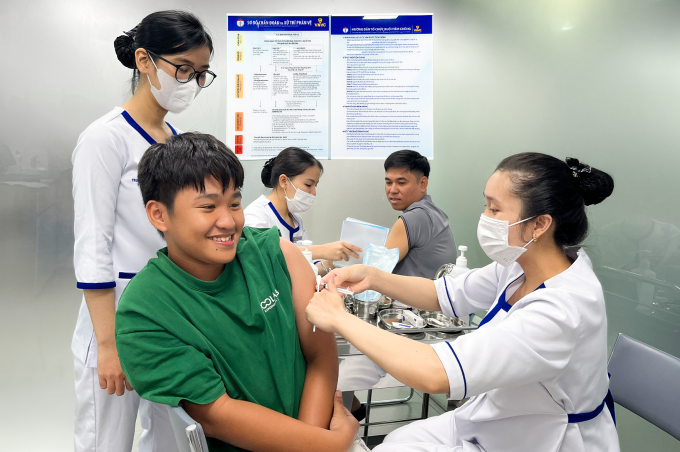 Con trai lớn và chồng chị Quyên tiêm vaccine cúm, sốt xuất huyết tại VNVC. Ảnh: Diệu Thuần