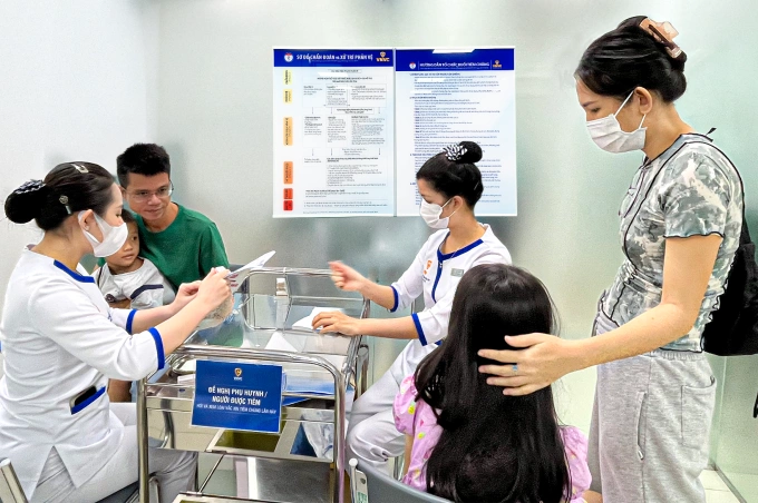 Một gia đình 4 người cùng tiêm vaccine cúm, phế cầu tại Trung tâm VNVC Hoàng Văn Thụ. Ảnh: Diệu Thuần